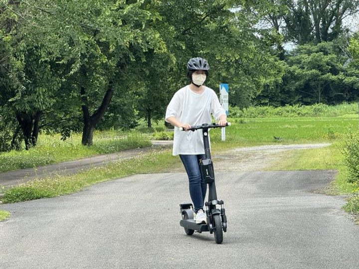 電動キックボードに乗る遠藤