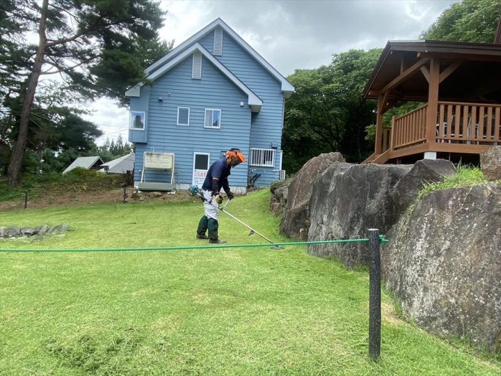 庭の芝刈り