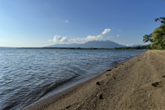 浜辺から磐梯山