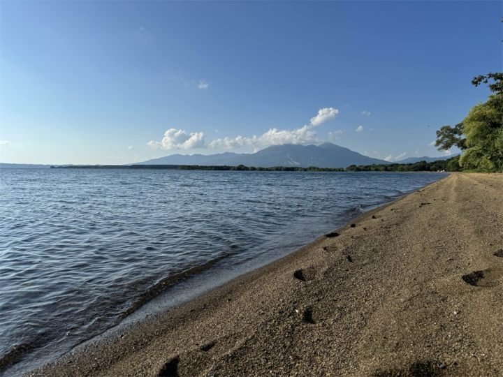 浜辺から磐梯山