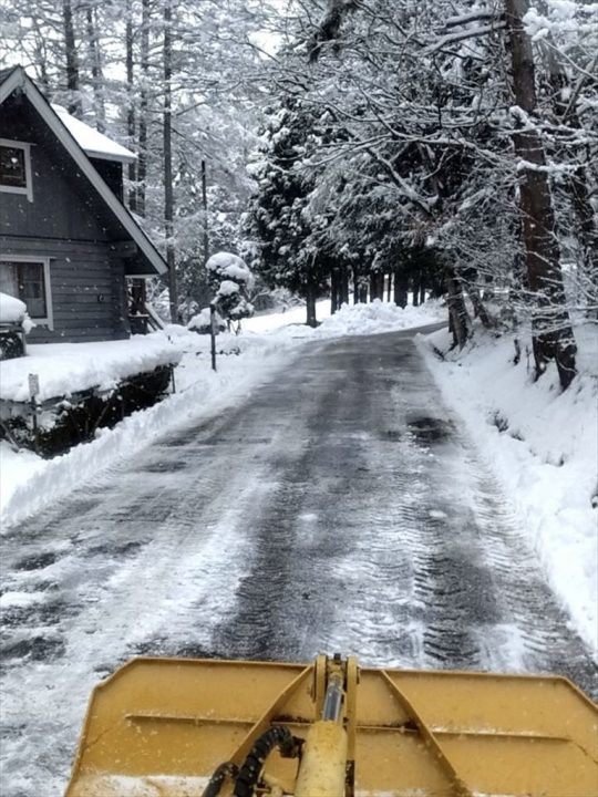 しゃくなげ20号館前車道（除雪後）