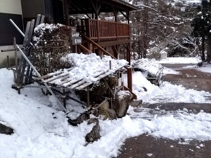 しゃくなげ6号館前の除雪