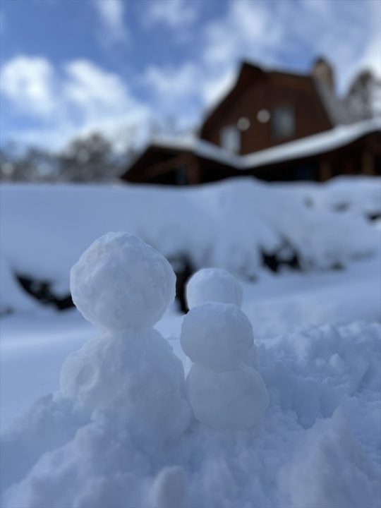 しゃくなげ24号館と雪だるま