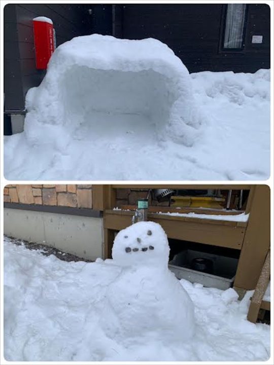 かまくらと雪だるま